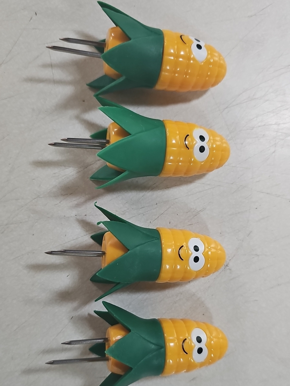 Adorable Set Of 4 Corn Cob Holders